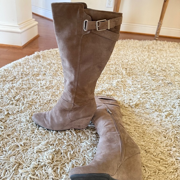 Jessica Simpson Wedge Heel Boots Tan Faux Suede Zipper and Strap Detail 8 M - Picture 8 of 8